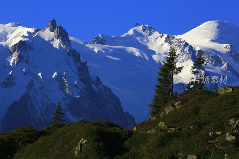 勃朗峰和Aiguille Du Midi，草原上壮观的日出